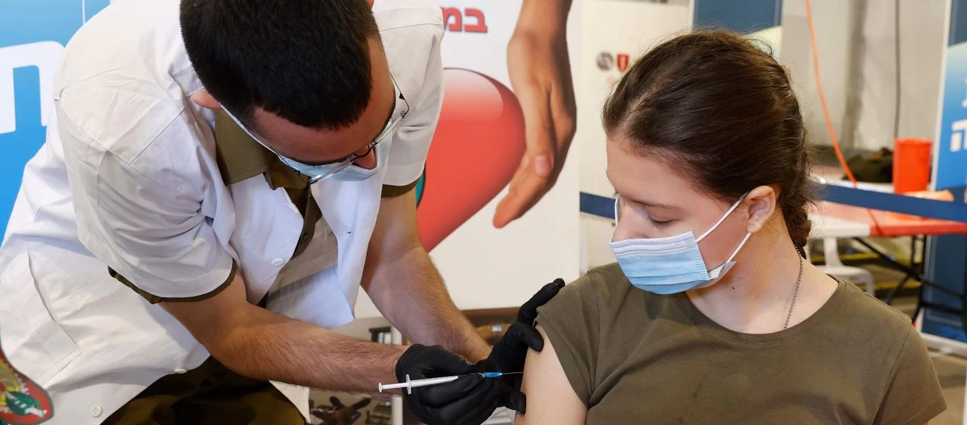 Ισραήλ: Καταγγελία για επιδρομή αξιωματικών σε θάλαμο νεοσυλλέκτων – Τους εμβολίασαν όλους αναγκαστικά!